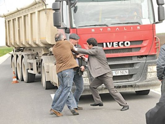 PSD a blocat camioanele cu piatră ale PDL-ului pentru comuna Bărăganu